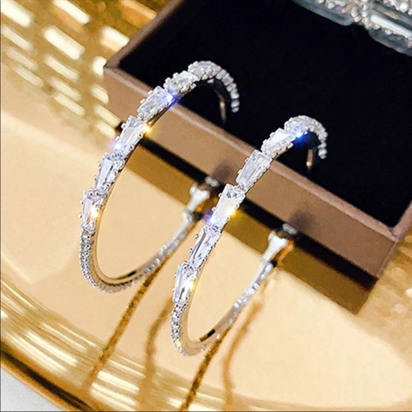 New 18K White Gold Women’s Diamond Earrings - Picture 3 of 6